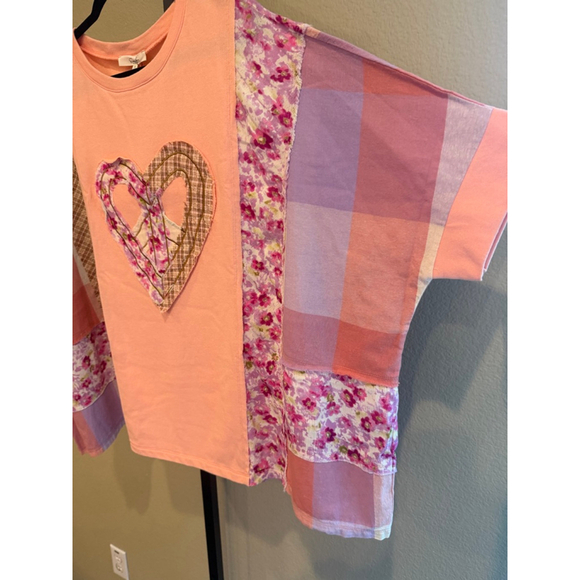 Size S Oversized Easel Heart Patched Top in Peach - Picture 5 of 8